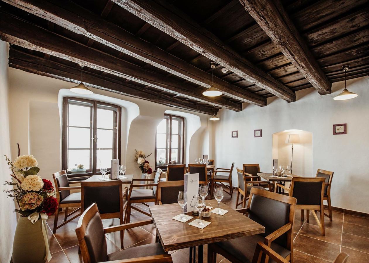 Penzion Vino Hruska Pardubice Exterior photo