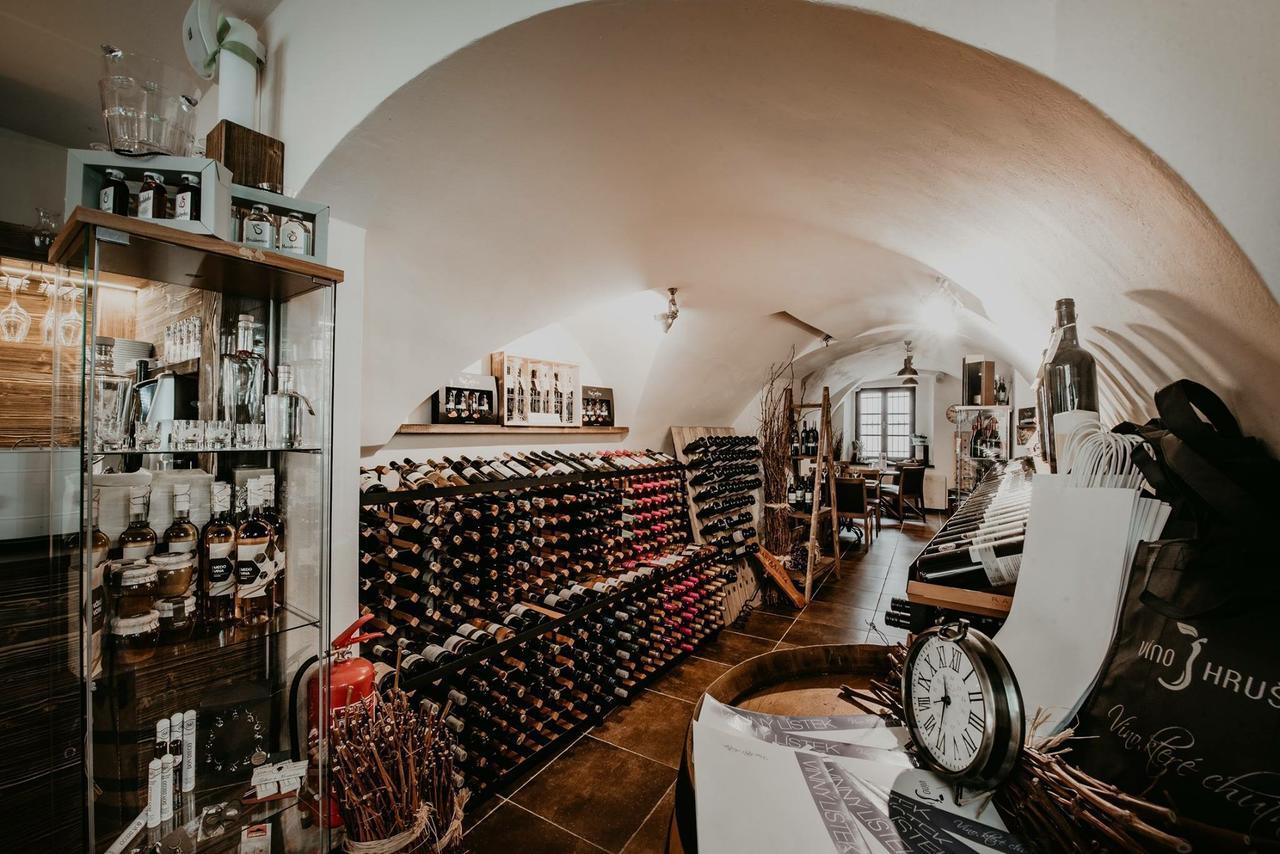 Penzion Vino Hruska Pardubice Exterior photo